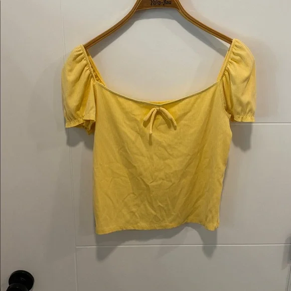 Sunday best Yellow Short-Sleeve Smocked Tie-Front Top size large - Picture 2 of 6